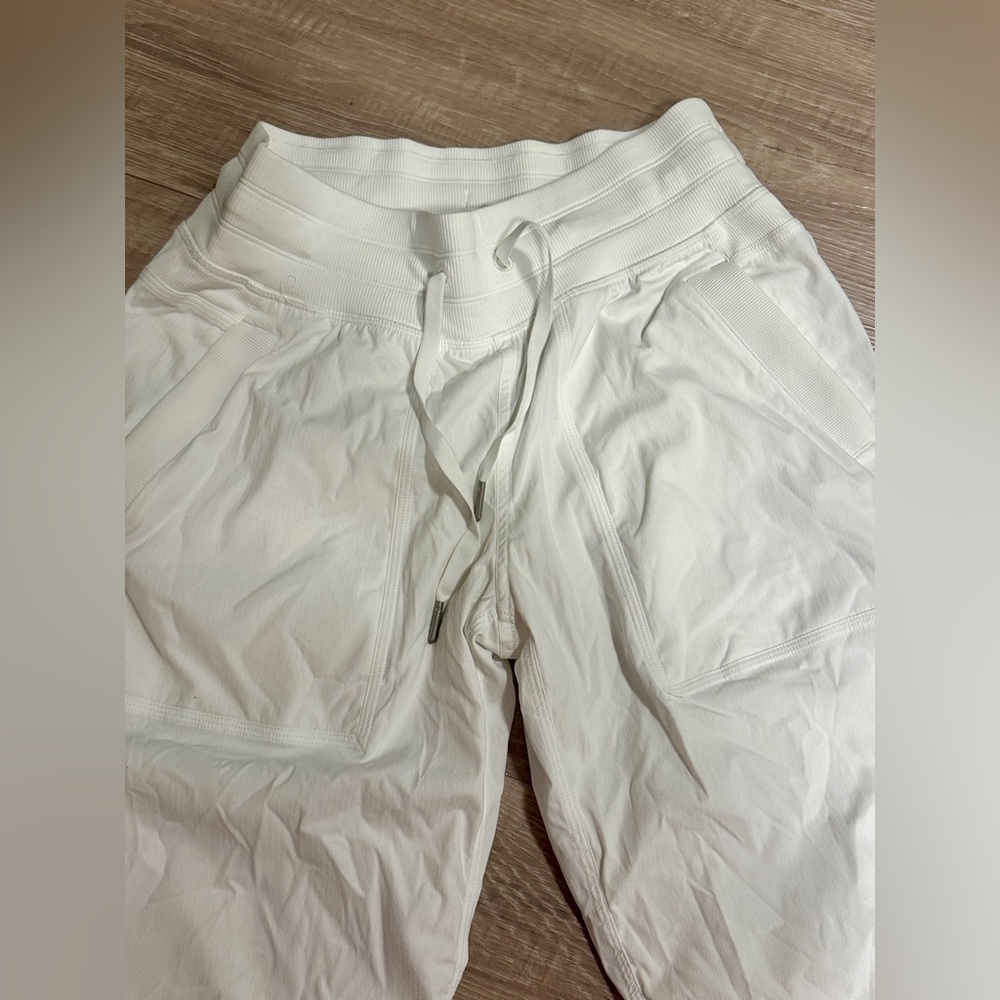 Lululemon NWOT Size 6 Dance Studio Mid-Rise Pant *Short (White) - Picture 3 of 6